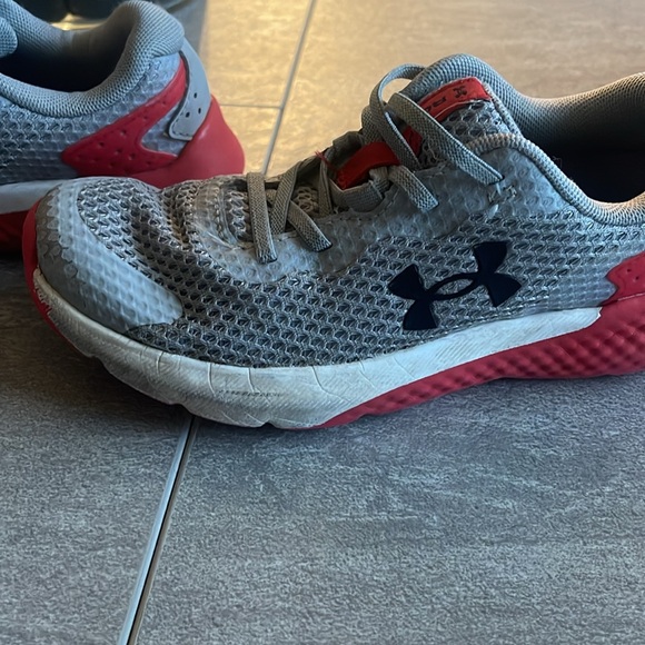 Kids under armour tennis shoes - used see photos for wear - Picture 4 of 8